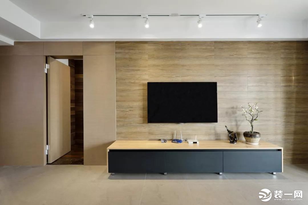 木纹砖上墙铺贴出电视背景,木饰面隐形门为主卧入口